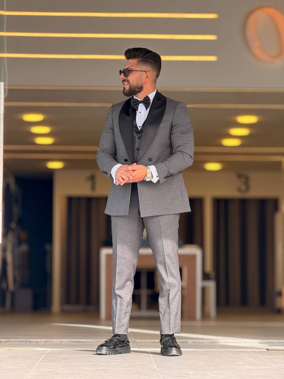Full Gray Tuxedo Col Chale Suit