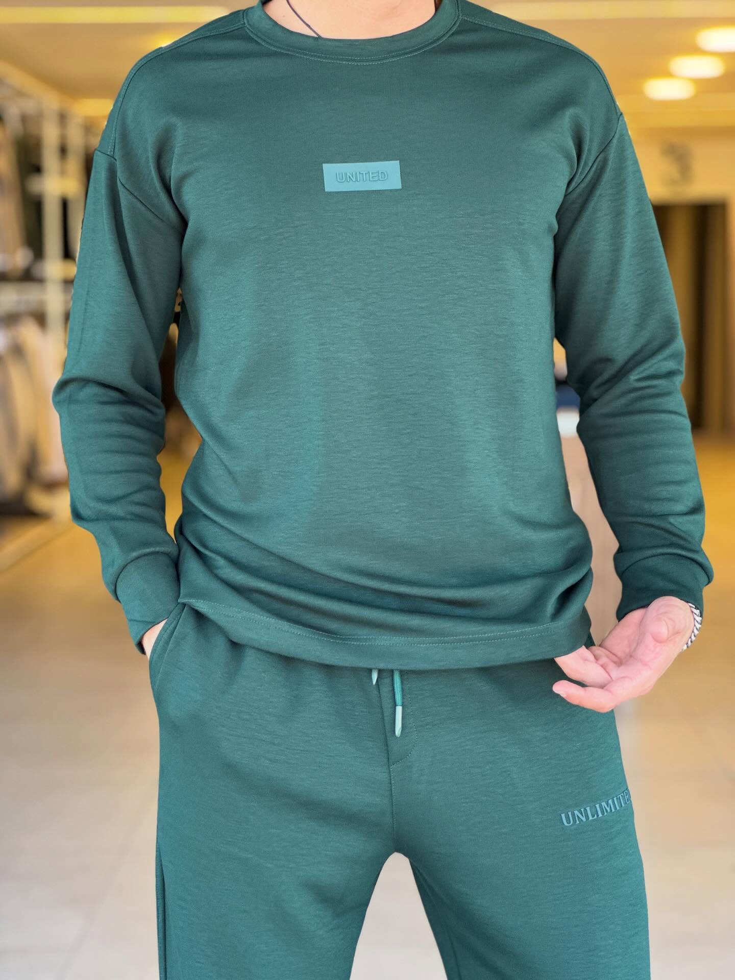 Green Rounded Neck Set